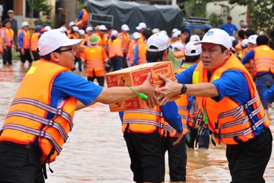 Ngoài mì tôm, có thể viện trợ những gì cho người dân vùng lũ?